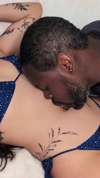 Kiara Star : adoration du ventre en bikini