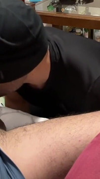 Dominantní jock roztáhne nohy a dostane hluboké kouření