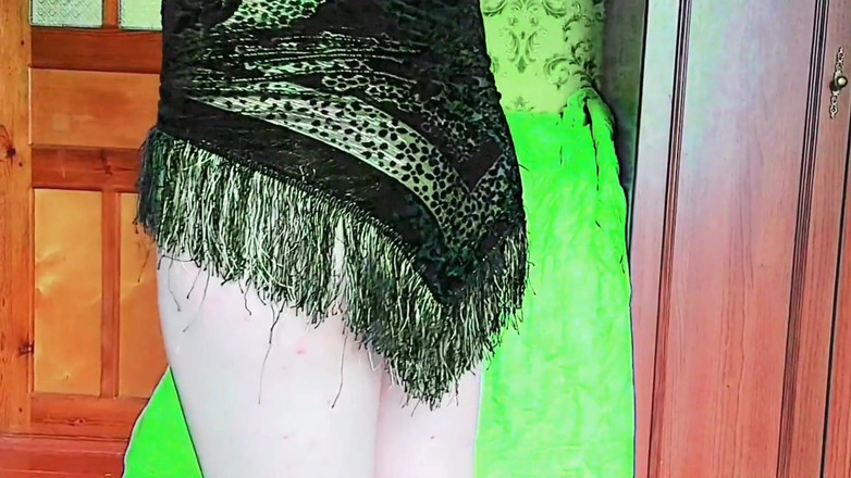 Kitty_Cross: かがむ砂漠のダンサー大きなお尻レディーボーイコスプレイヤーモデルホットシシー