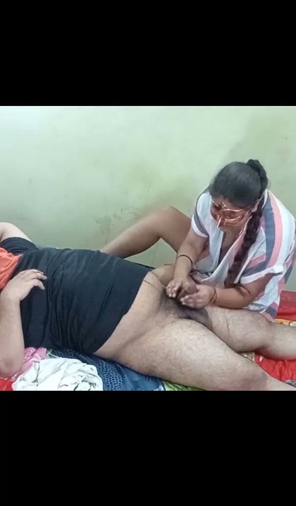 AnnielLo: College Roommate’s Sensual Oil Massage Turns Handjob