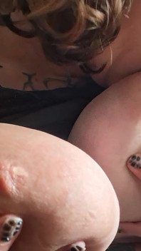 自分の乳首をしゃぶる - 大きな乳輪と垂れた胸の組み合わせ