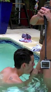 Twink follada en la piscina por mayor por diversión