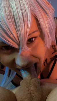 La cosplayer fa un pompino deepthroat in 69