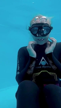 私のプライベートプールでの水中ウェットスーツJOI