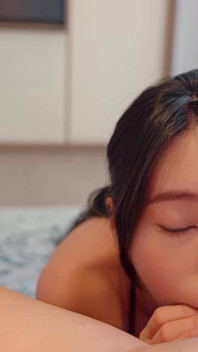 Spotkałem tę azjatycką dziewczynę fitness na sex-dater - skończyła squirting i błaga o creampie na kanapie