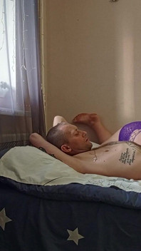 Свекруха смокче мій член, щоб звільнити мої яйця від гарячої сперми