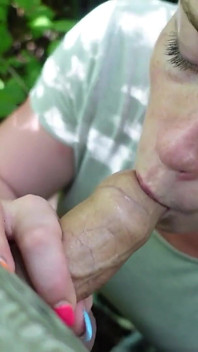 Německá zrzavá dívka se zelenýma očima mluví s riskantním veřejným POV šukáním cizince
