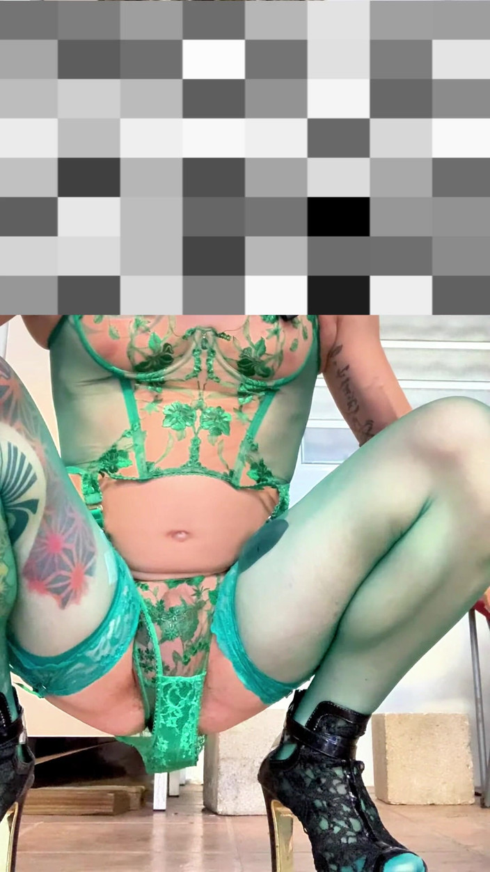 Benito414: 야외에서 팬티를 보여주는 귀여운 펨보이 섹시 스타킹 란제리