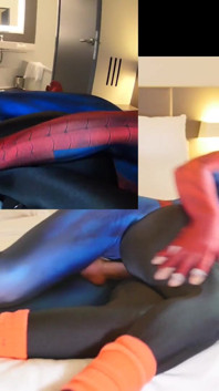 Jureka Delmar viene scopata con uno zentai Lycra nero