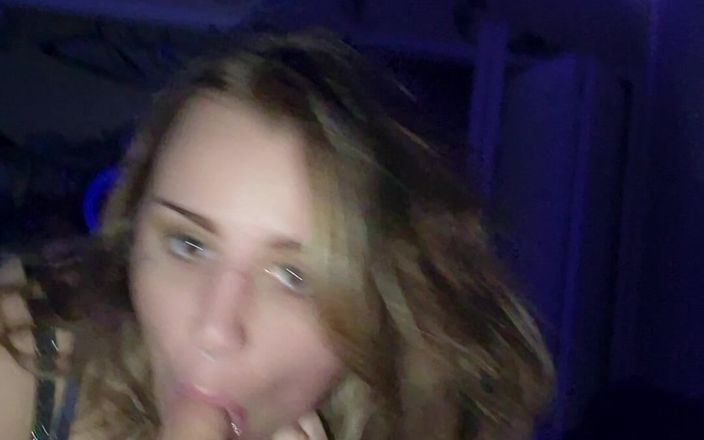 Pound toen: Elle suce la bite de son demi-frère