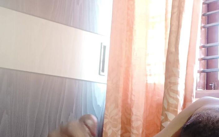 HornyHunk: Намазываю маслом мой член и мастурбирую с трусиками и лифчиком соседки