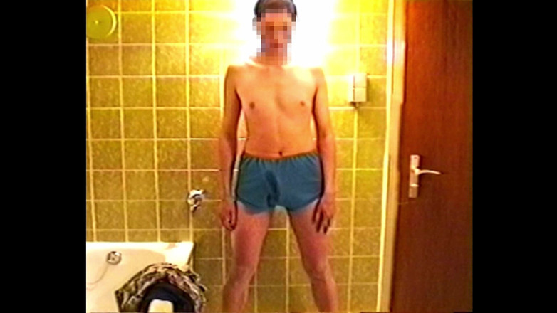 Mark Hannes: Erect Zakar Kencing dan Bonggol Melancap Dengan Kamera Hi8