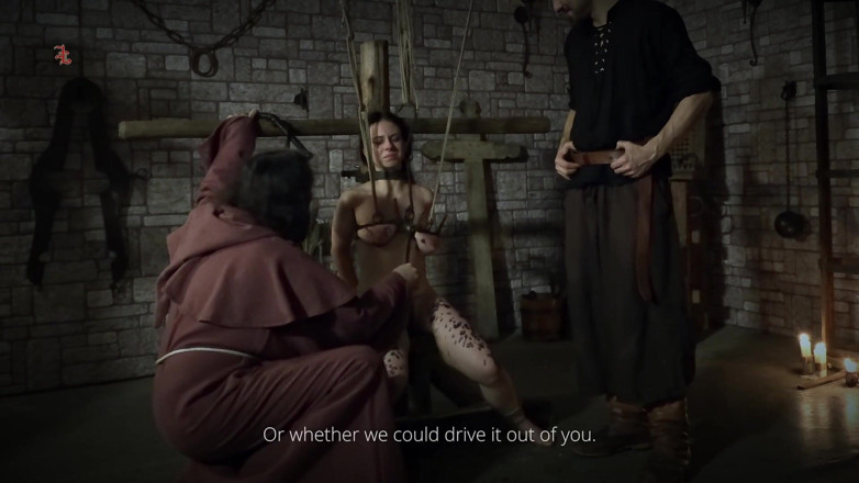 Inquisition and prison world: Puttana tormentata - Judith viene seduta sulla sedia dell'interrogatorio con morsetti...