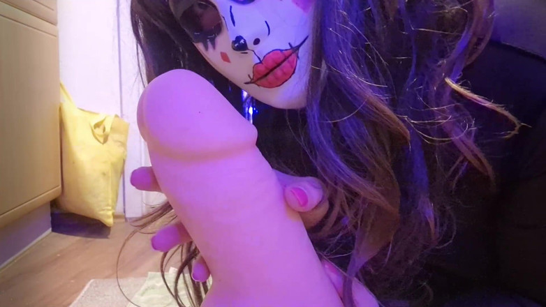 Mask Viola: Popomda büyük dildo var
