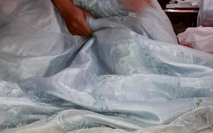 Naomisinka: Asiática crossdresser gozando usando vestido de noiva de cetim