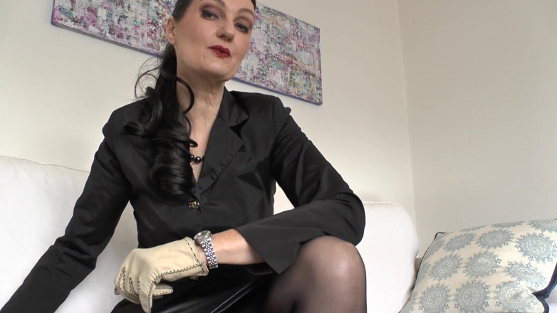 Lady Victoria Valente: Beige Sarung tangan kulit dengan bau kulit yang kuat di...