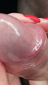 Ze extract sperma door de vlezige kop van de lul te masseren