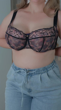 Buka pakaian seksi dan melancap berdiri.