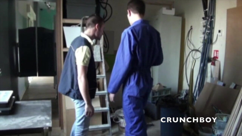 Crunch Boy: Hetero pracovnice kouří jeho pošťák