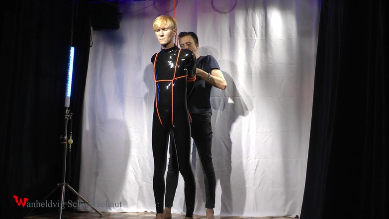 Wanheldvig: Nicky Latexová panenka gagged a provázaná