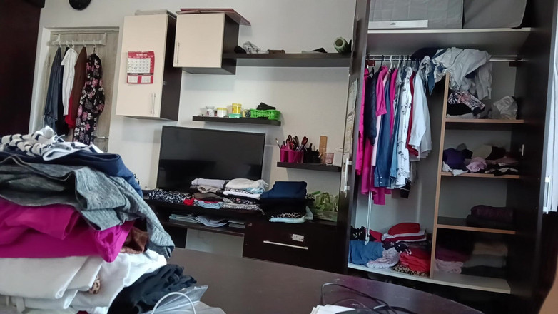 Mirsur: 집에서 알몸으로 집안일을 하는 섹시한 갈색 머리.