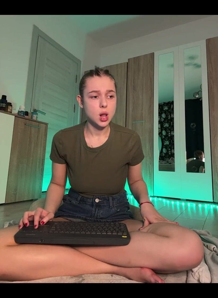 JuiceLussie: Ejaculare feminină și cleme pentru sfârc