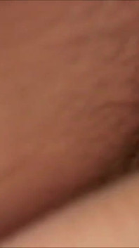 Fet MILF får leksaker instängda i hennes fitta och blir påslagen genom att bli våt
