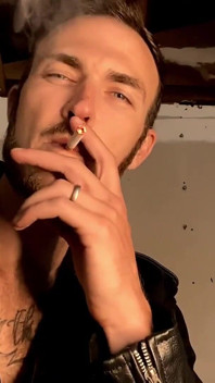 Christian wilde fuma e ti tiene nel suo garage