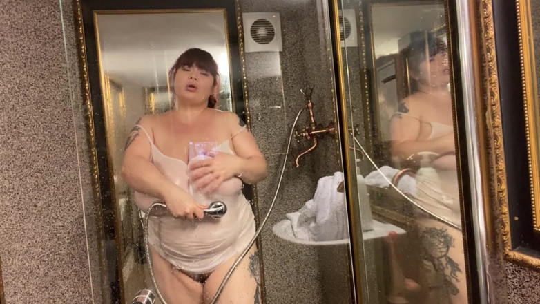 Roxanne Miller: Áo tank ướt át và đi tiểu