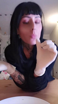Eu estou com fome agora comendo luvas de látex brancas de salmão