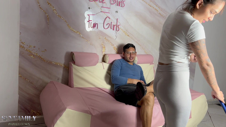 Ninisex: Ein Zimmermädchen kommt, um mein Haus zu putzen, und ich...