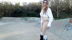 The Midnight Minx: Crossdresser studentka ve skate parku striptér