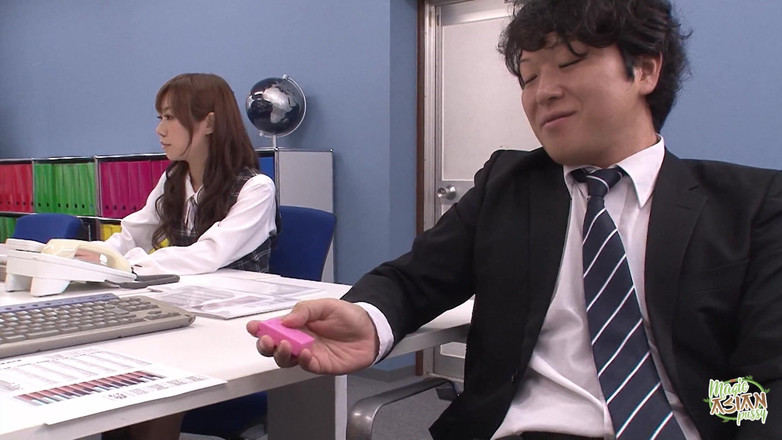 Magic Asian Pussy: El jefe astuto quiere jugar con su secretaria y dejar...