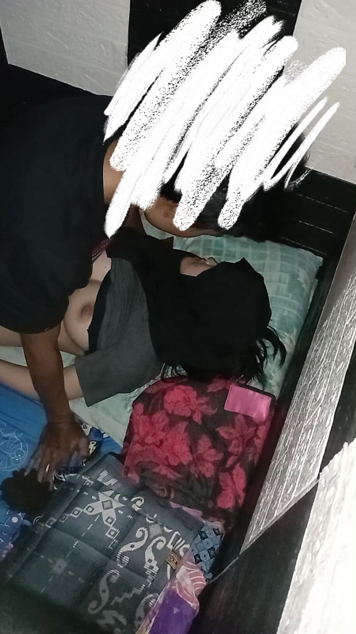 Famly sex: meri eshiyaee mahila ki meri sankri choot aur gori tvacha...