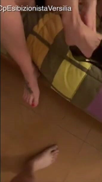 Coppia Versilia: Nylon et footjob