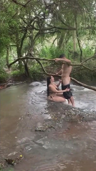 Sesso rischioso alla cascata nel mezzo di una tempesta O.o
