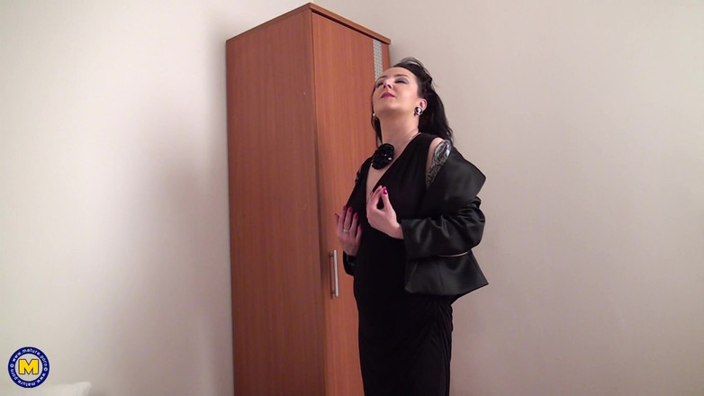 Mature NL: Olgun anne Tabitha ilk kez kamera önünde mastürbasyon yapıyor