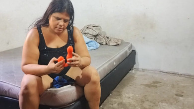 Adribella69: मेरी सौतेली बेटी हस्तमैथुन करने के लिए मेरे अंडरवियर का बहुत अच्छा उपयोग करती है। वह अपनी तंग चूत में मेरे लंड की प्यासी है