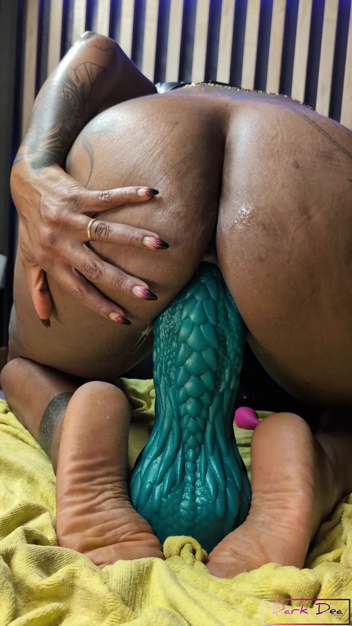 Dark Dea: 我的坏龙 7xl 被卡在我饥渴的阴户里！！谁能帮助我把它弄出来???