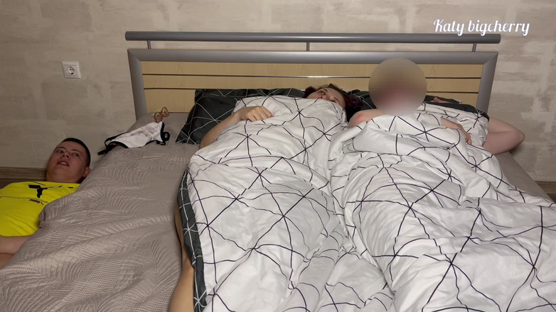 Katybigcherry: 彼女は夫がベッドに横たわっている間に、夫の親友と浮気をしました