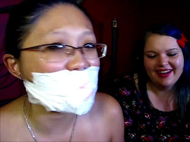 Selfgags classic: Küçük Mina'ya kendini öğürme sanatını öğretiyor!