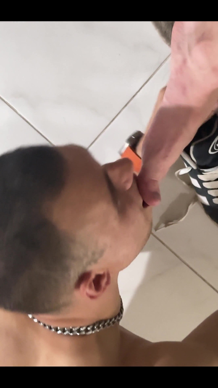 Max_Russell: De man vernedert me door me zijn sportschoenen en sokken...