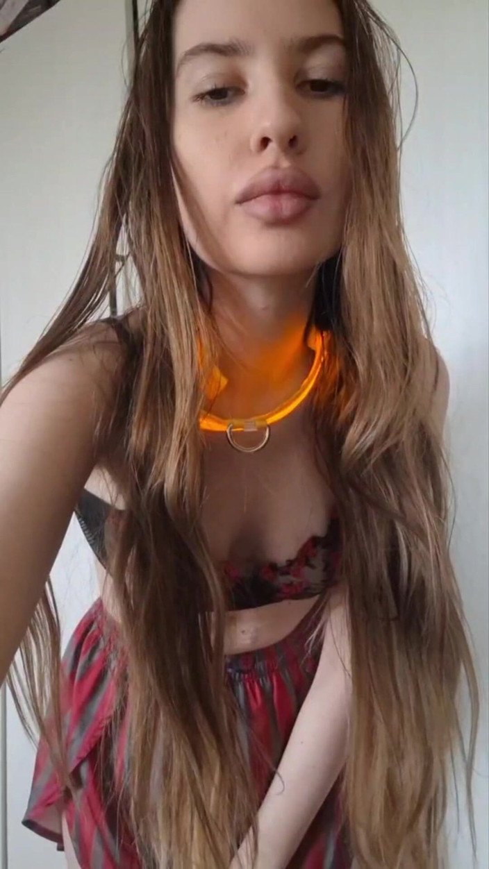 ElzaKom: Trop sexy pour votre zone d’amis. Je parle en chuchotants...