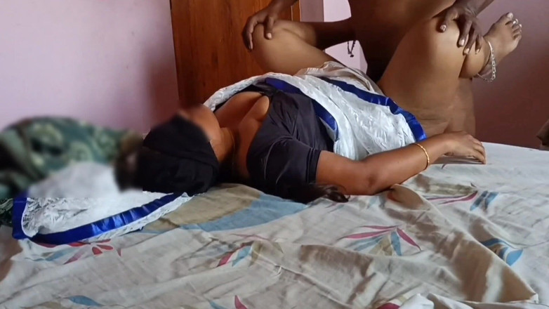 Black & white desicat: Sexy indická žena v domácnosti v Saree prstěná a velká prsa...