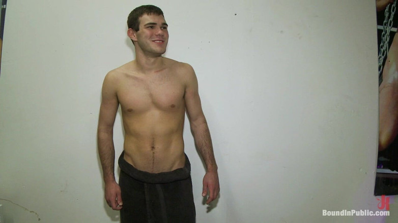 Bound in public: 欲火中烧的男人在一个繁忙的性爱商场里干了一个鸡巴哈斯特勒