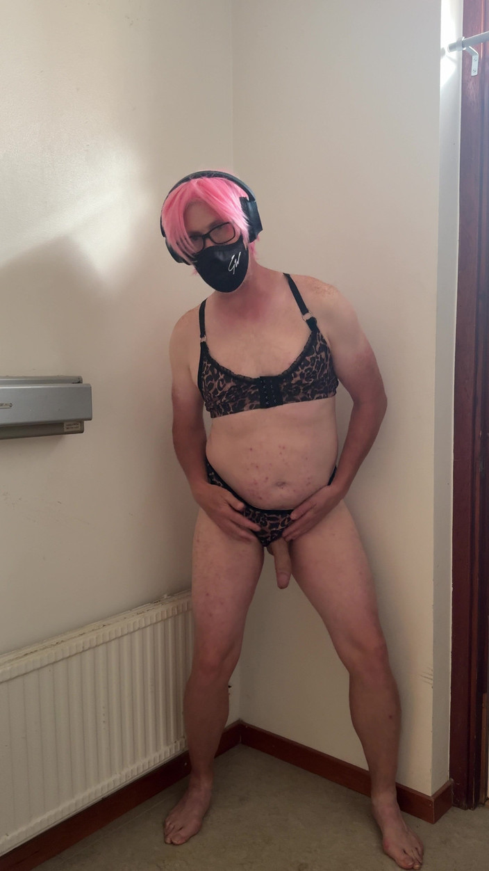 Julia Cd Sweden: 粉色的妓女玩弄手淫直到射精