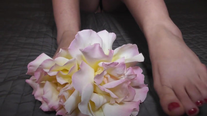 Dana Santo: Juego con mis pies en una rosa fragante