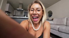 CALLIE ROKS: 友達のホットな継母ジャイアンテスフェティッシュに見つかった