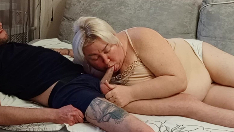 Zona901: Insaziabile matrigna succhia il cazzo e ingoia sperma