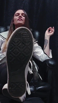 Anime Studentessa punto di vista Sneakers e piedi dominazione